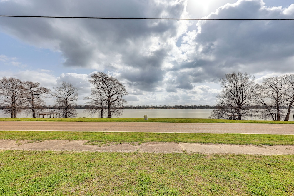 Walk to Lake Chicot: Cottage w/ Yard & Views!
