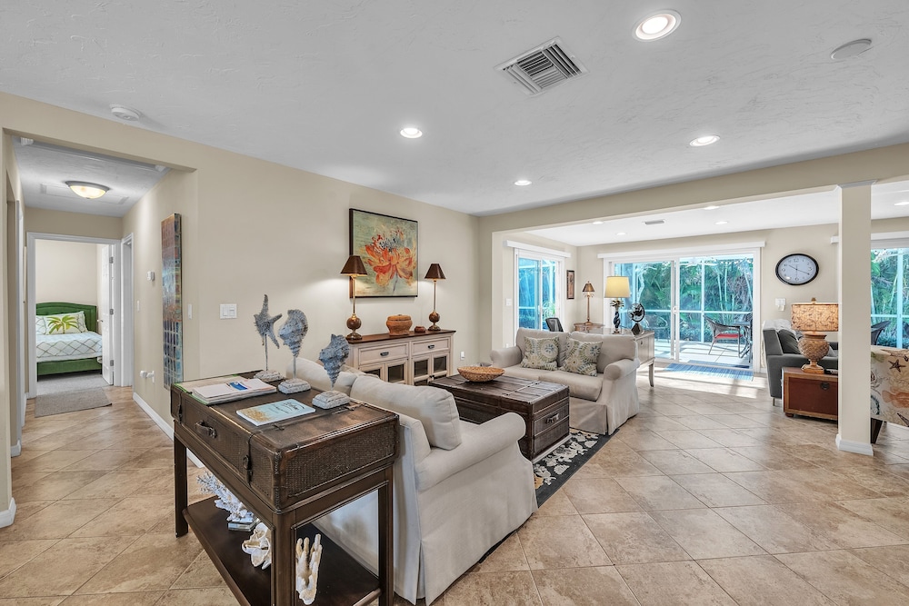 Comfy Home W/ Heated Pool Near Siesta Key Beach 2 Bedroom Home