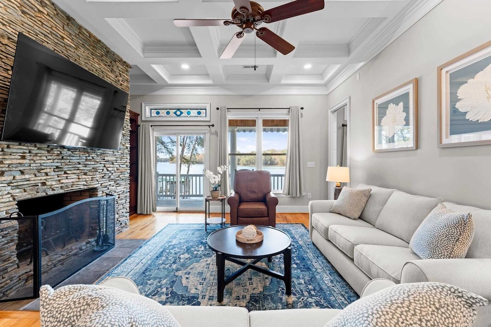 Sunset Pointe by Avantstay Waterfront, Beach, Fire Pit Sleeps 14 5bdr 4BA