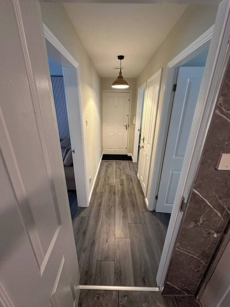 2br-sleeps4-freeparking-wifi-smarttvs