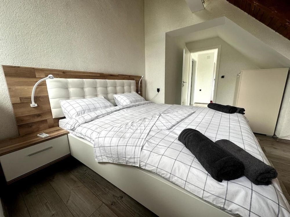Rijeka Villa-Spacious 4BR with Pool
