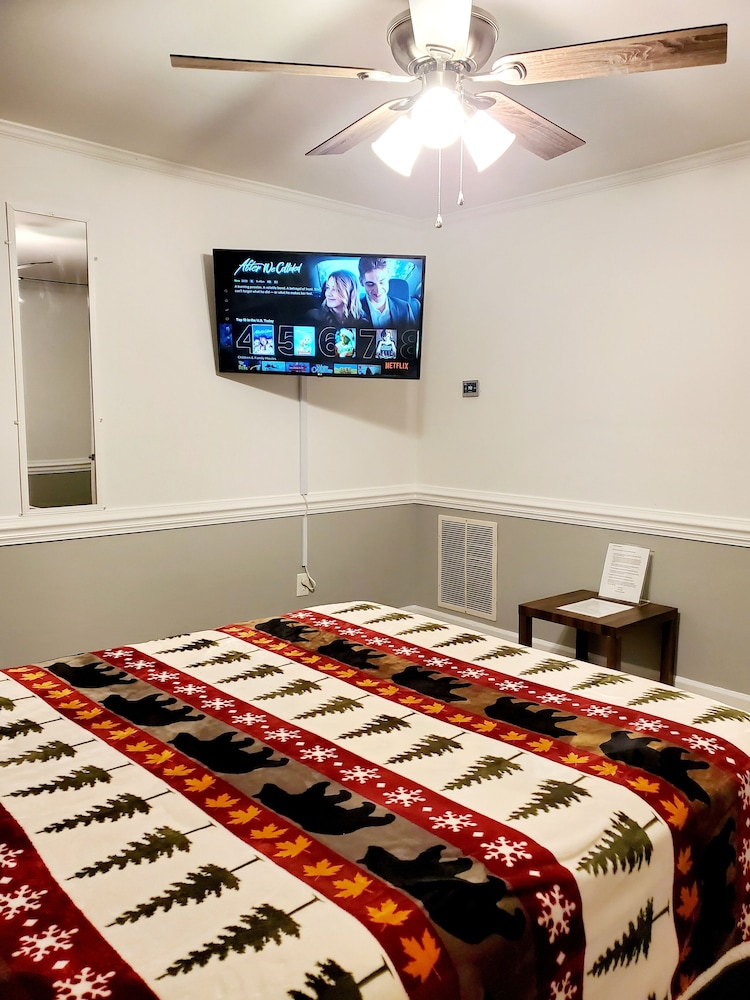 Kernersville Hot Tub  Pool  Arcade Gym Wifi Coffee