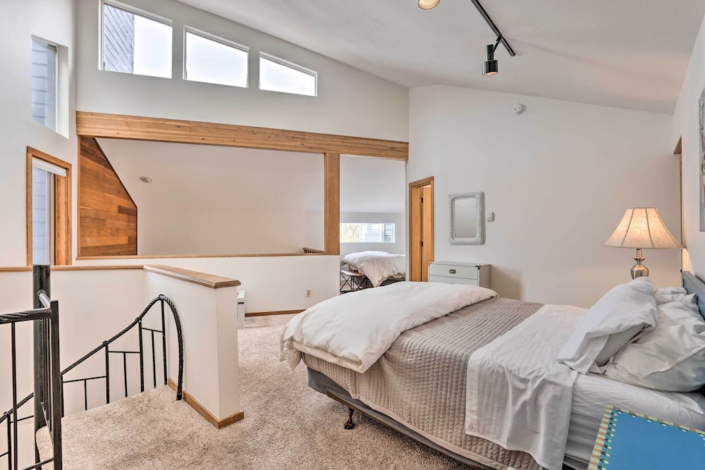 Private Balcony & Resort Perks: Silverthorne Condo view 5