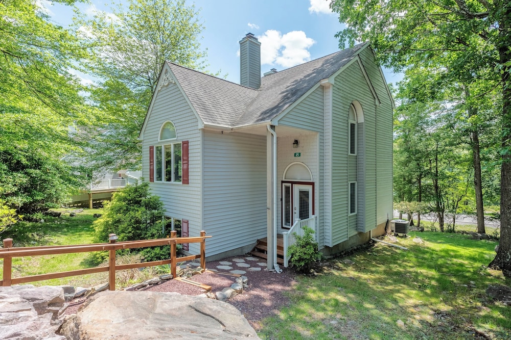 Hotel Twin Waters by Avantstay Patio + Pool Table - Image 1