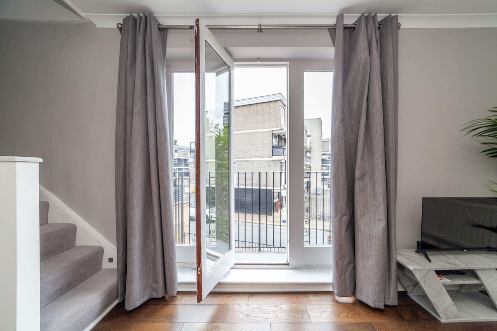 Spacious Battersea Gem With Balcony Bliss