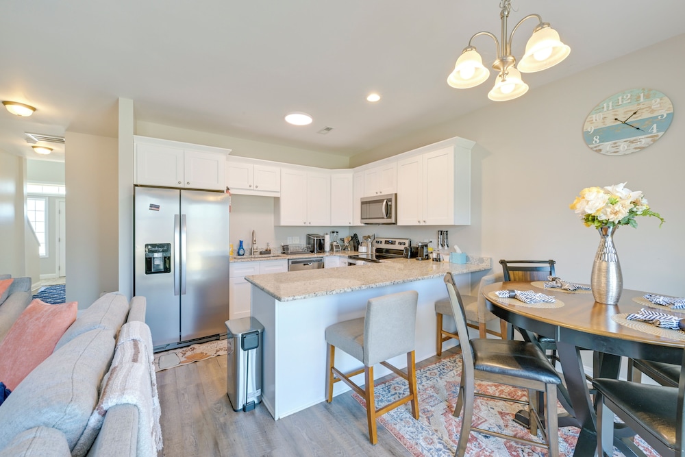 6 Mi to PNC Music Pavilion: Concord Townhome