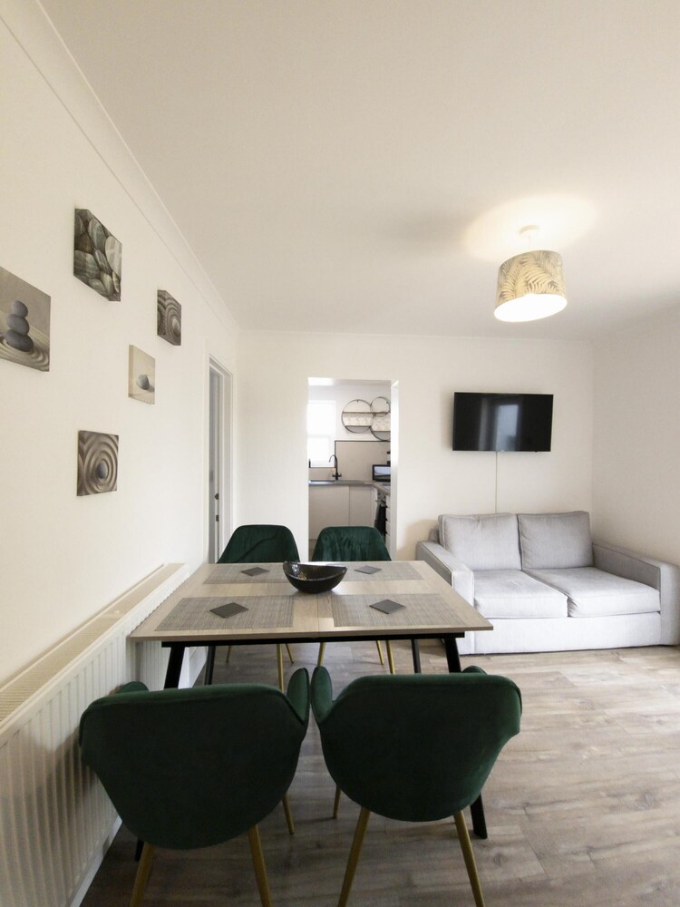 Gower Hideaway - 2 Bed Apartment - Ocean Breeze view 3