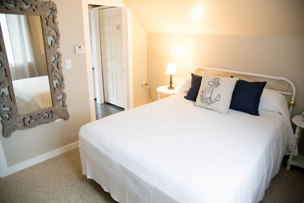 Allen Harbor Breeze Inn & Gardens
