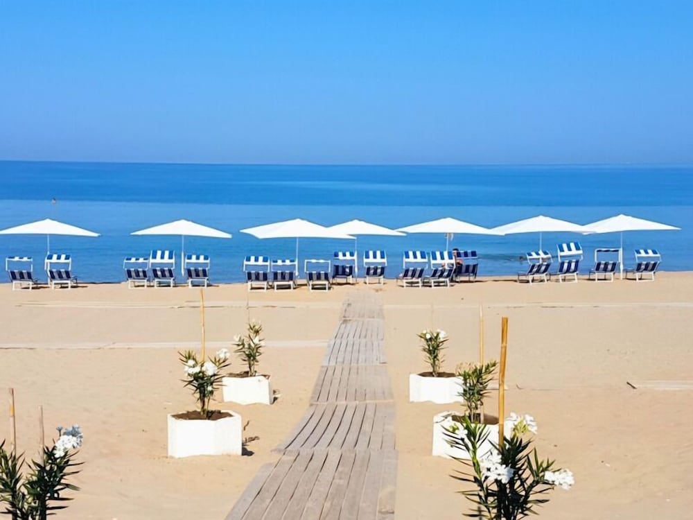 Costa Fenicia - Aura Club