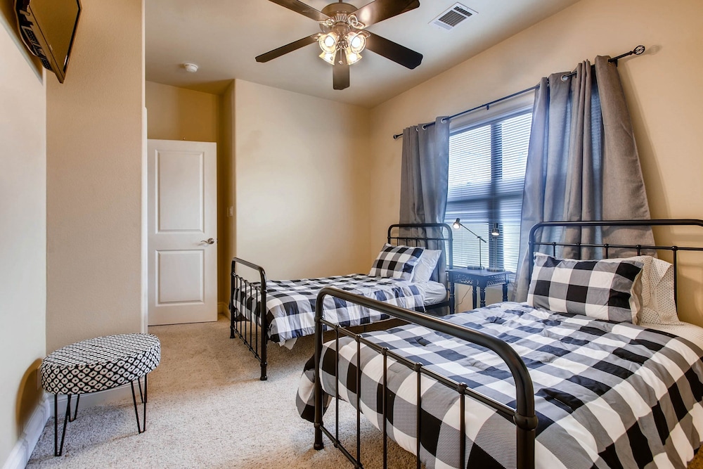 Luxury 4 Bedroom Home in Central Austin