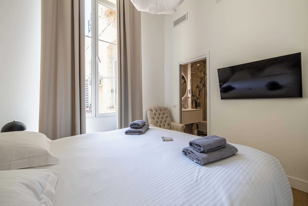 Luxury Renovated 4-room Apartment - rue Hoche - Bourgeois Building view 4