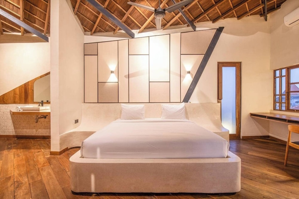 Gorgeous 2-br Penthouse With Views, 800m to the Be
