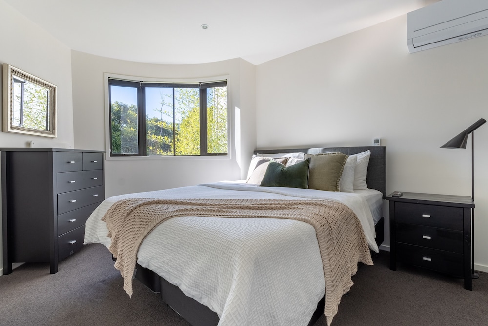 High-end 3BR House - Skytower View view 5