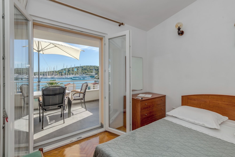Seafront apartments Marija with terrace and mooring