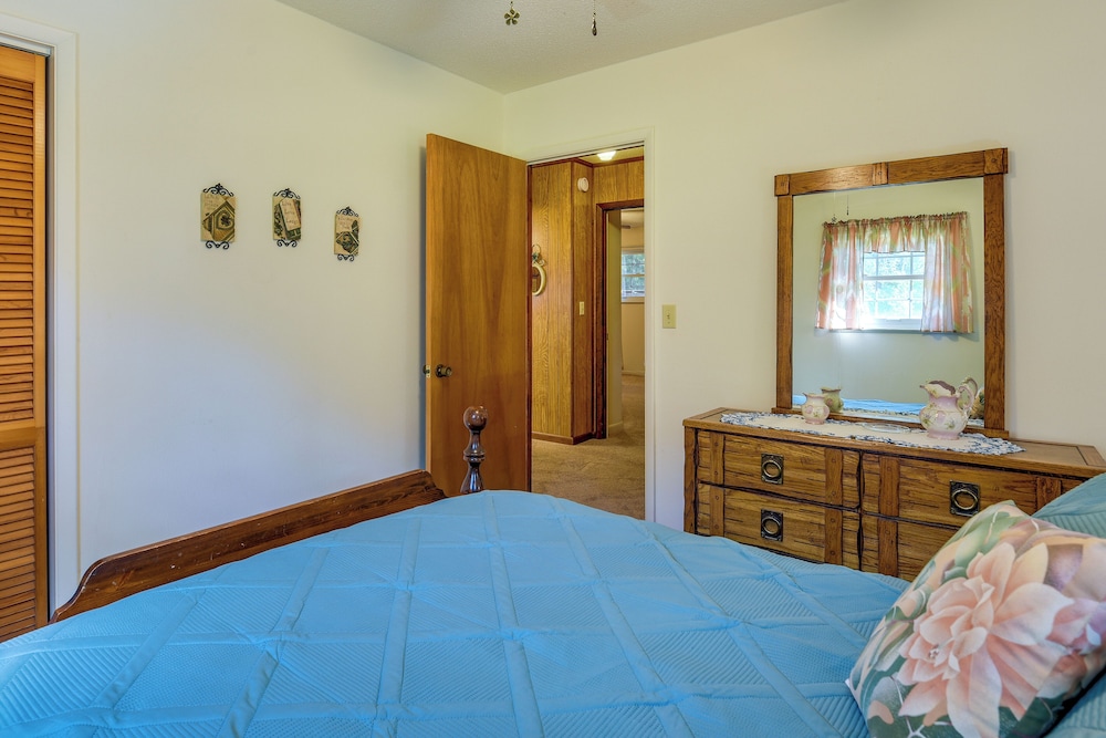 Vintage Chipley Getaway on Large Private Property - Property Image 25