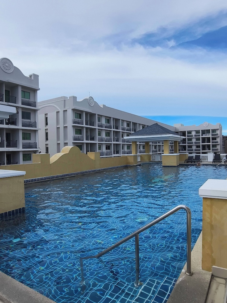 Luxurious Pattaya Apartment With Pool Access