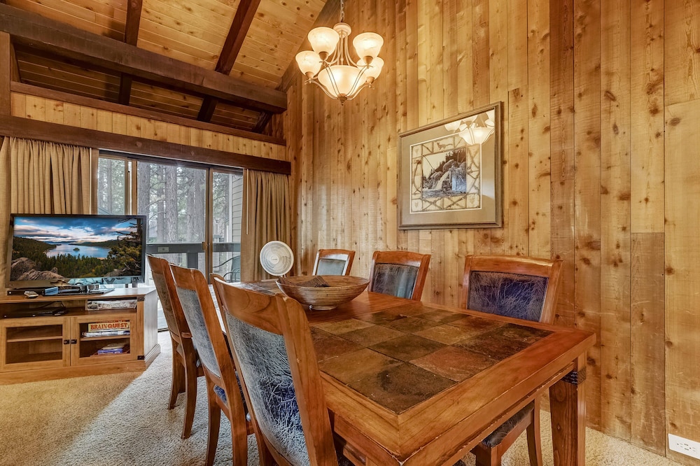 Lakeland Village - Walk to the Beaches of Lake Tahoe!