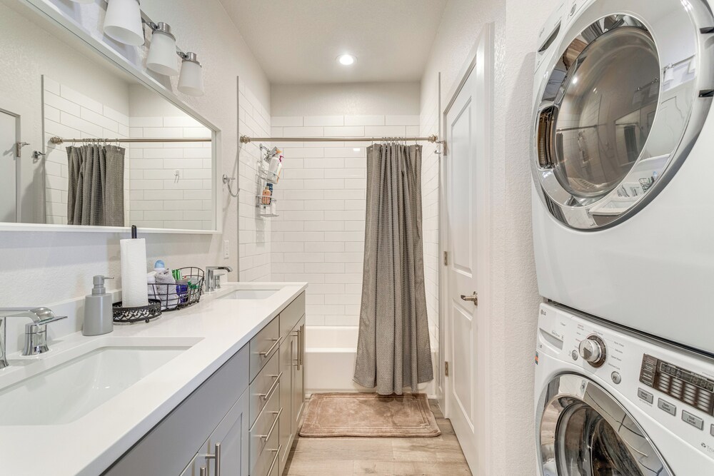Pet-friendly Condo w/ Balcony ~ 17 Mi to Denver