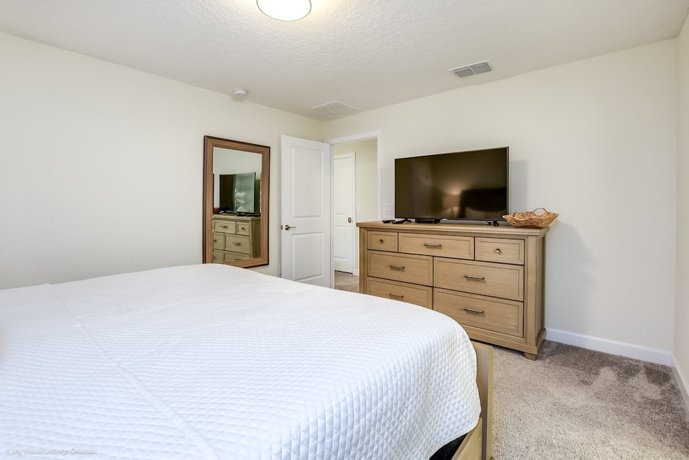 5 Bedroom 4 Bathroom Storey Lake view 3