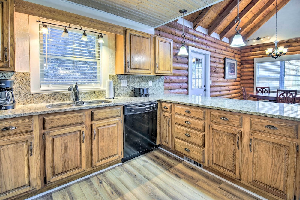 Pet-friendly Gatlinburg Cabin w/ Hot Tub!