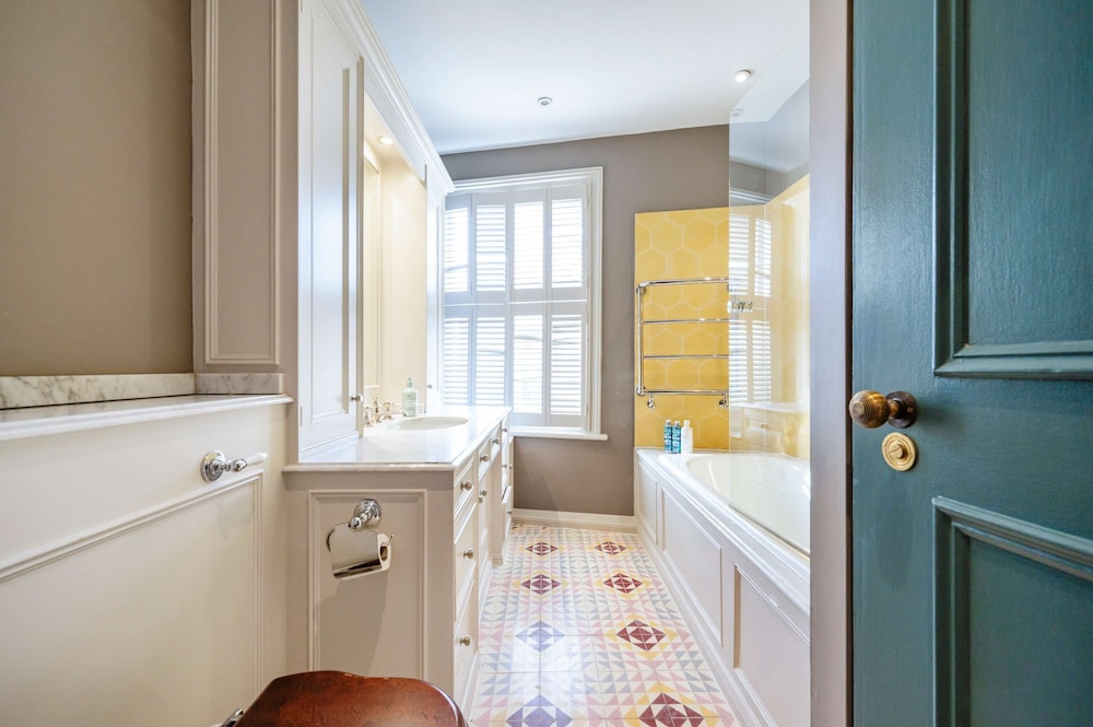 The Chelsea Flower 2 bed -by Out of Office Lifestyle