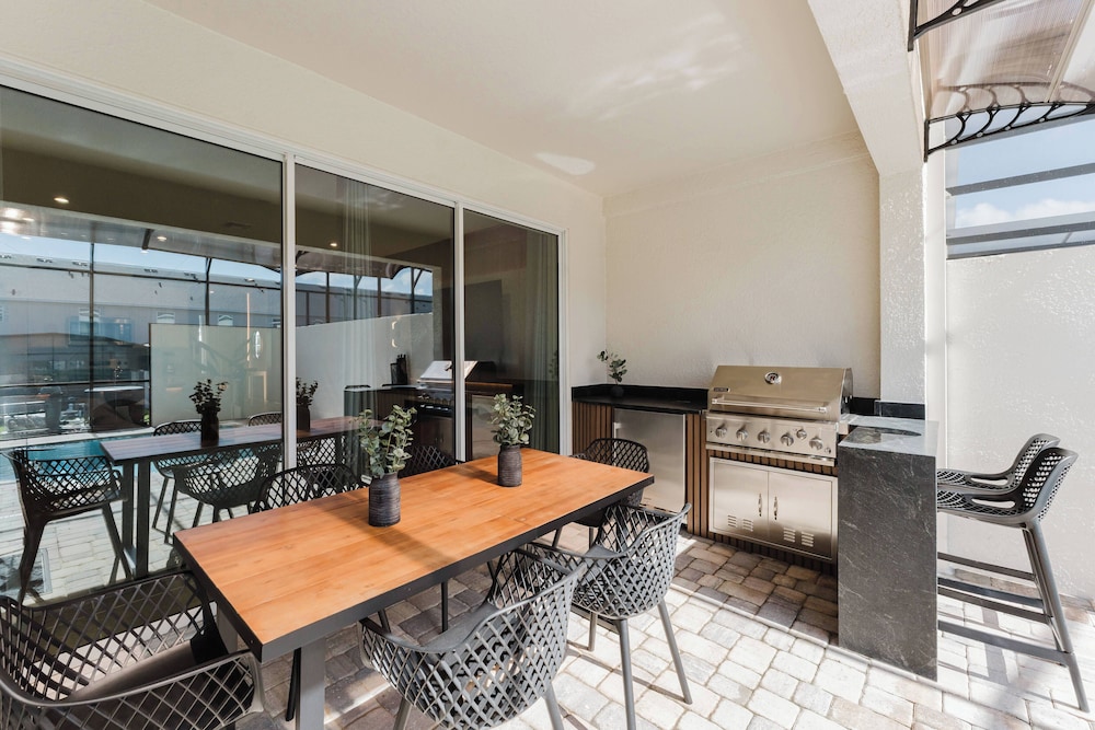 Themed 6BR Solara Near Disney Pool Summerkitchen