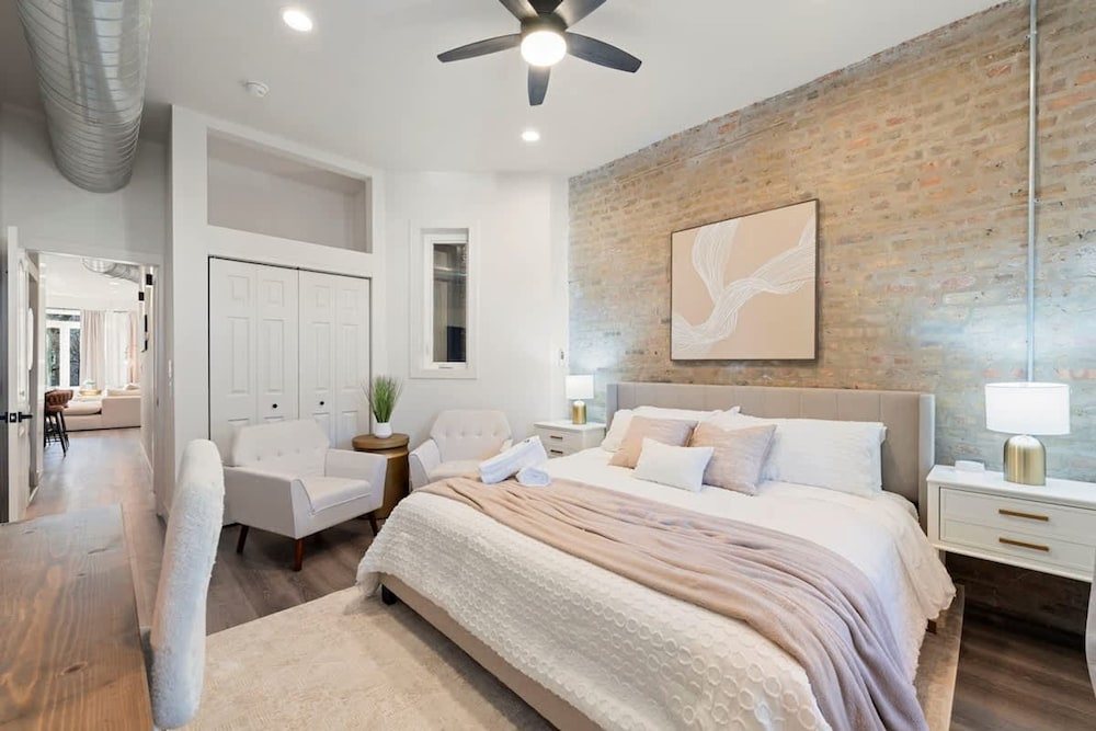 Luxury 2BR Condo in Wicker Park
