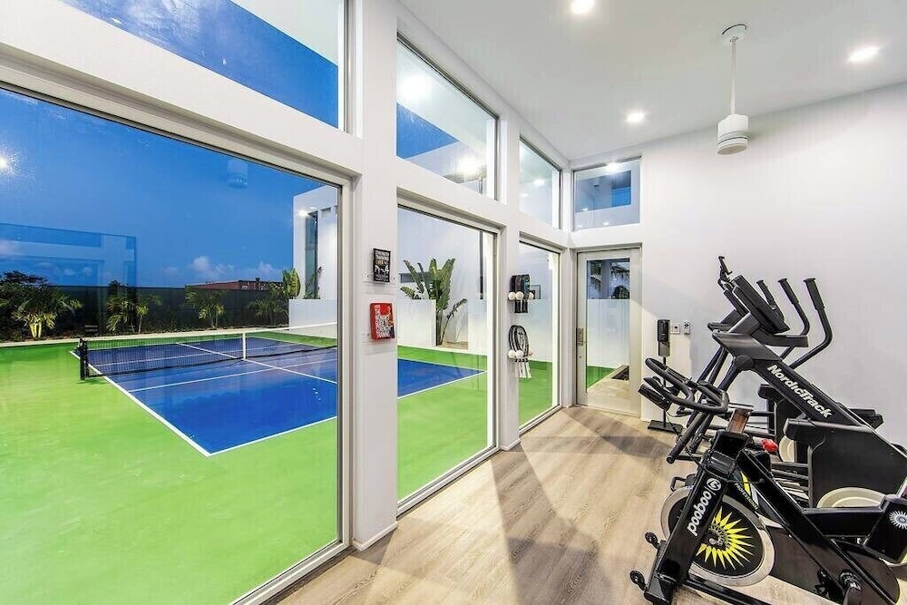 Oceanside Vacation Villa With Hotel Amenities v10
