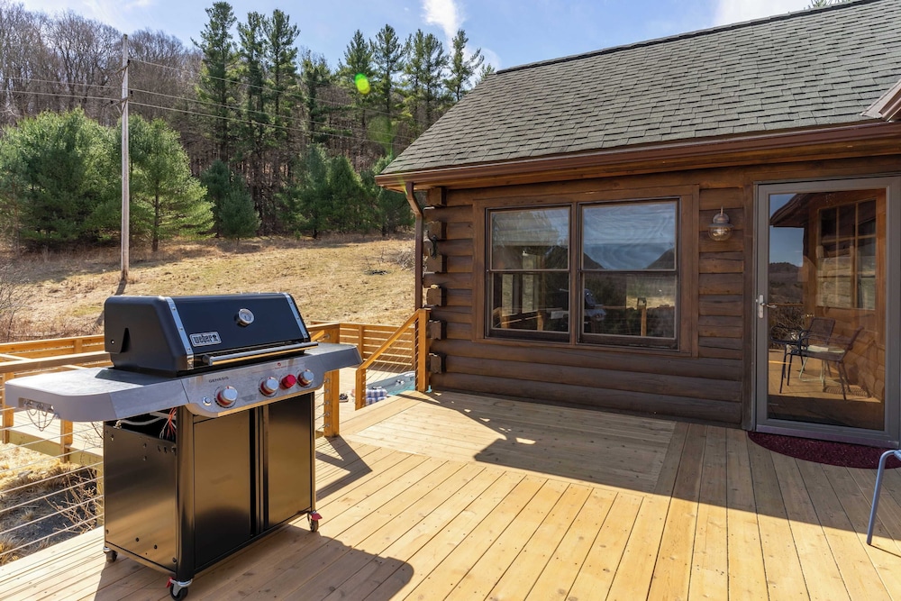 Secluded w/ Deck Views, Hot Tub, & Ping Pong Hudson in the Berks by Avantstay