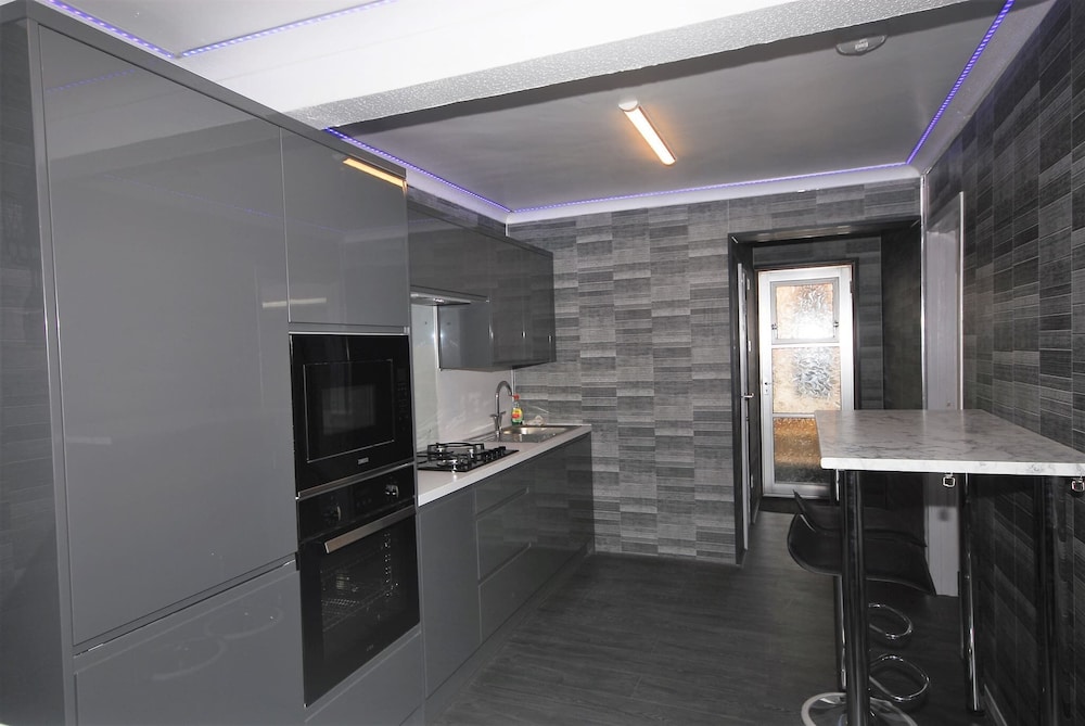 Family Holiday Home With Hot Tub & Sauna Sleeps 8
