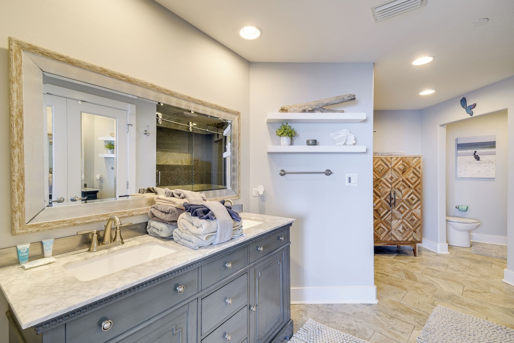 Gulf Views & Pools: Beachfront Island Tower Condo