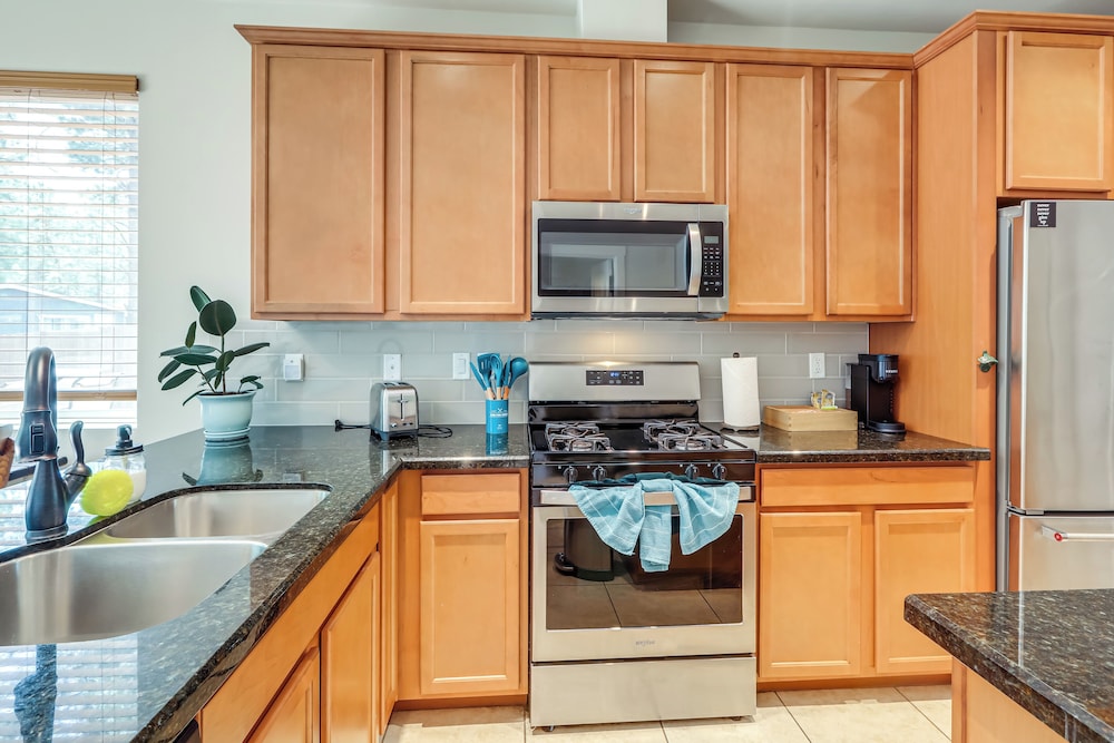 Walk to Flagstaff Urban Trails System: Cozy Home