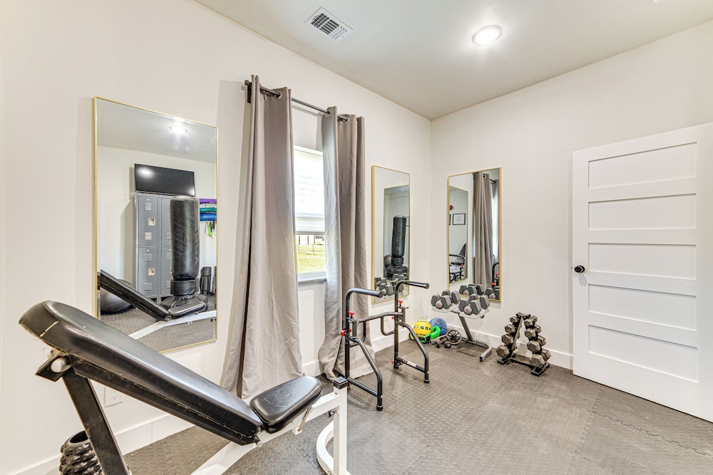 6 Mi to Lake Tawakoni: Texas Family Home