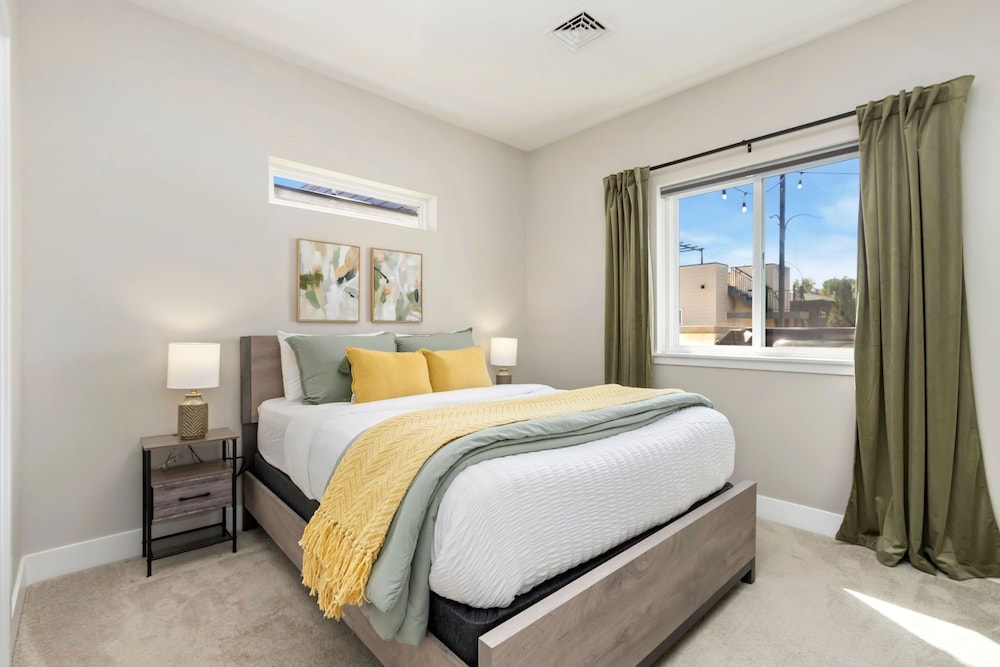 Rams Roost Rooftop Hot Tub, Patio & Family Fun