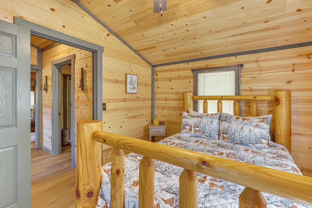 Charming Couples Cabin on 40 Acres in Zanesville