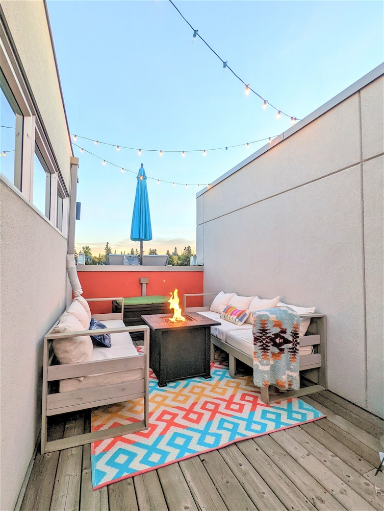 Monki Di Executive Suites - GLAS - Luxury Inner City Home 3 min to Downtown w Private Rooftop Patio Fireplace