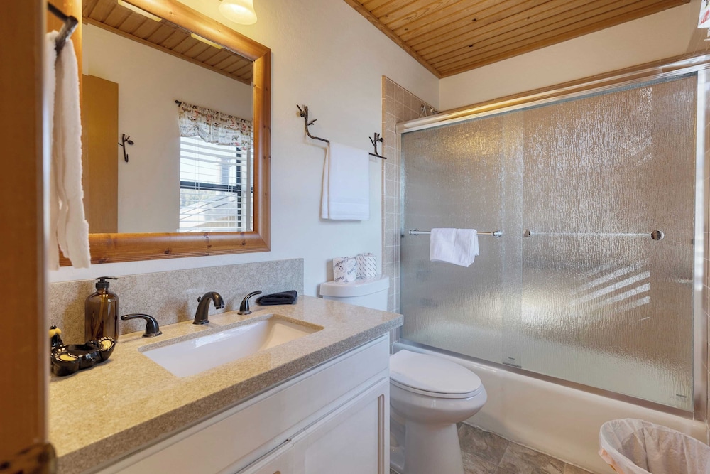 Viewtopia by Avantstay Lakefront Views + Hot Tub