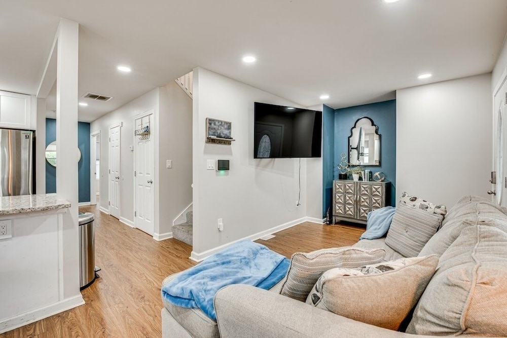 Spacious Family Retreat Near Airport 5 Bedroom Home