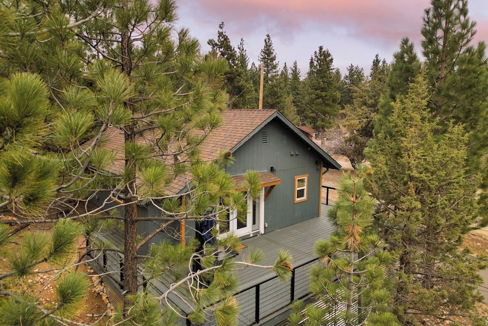 Cozy 2BR Fawnskin Cabin Big Bear Lake, Hiking Trails & Snow Summit Nearby