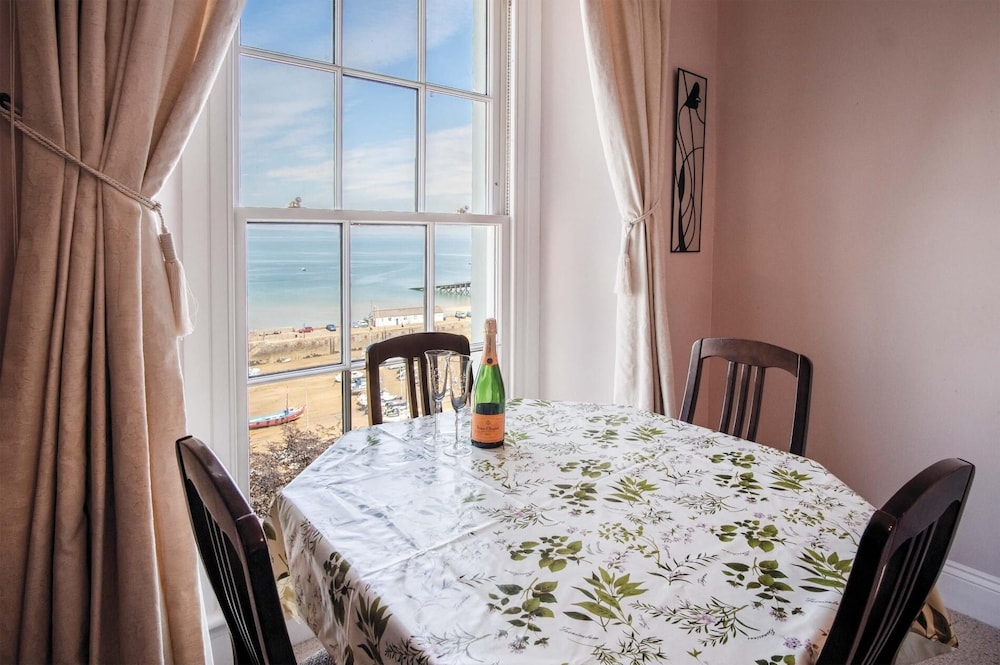 5 Belle Vue Court - 2 Bedroom Apartment - Tenby