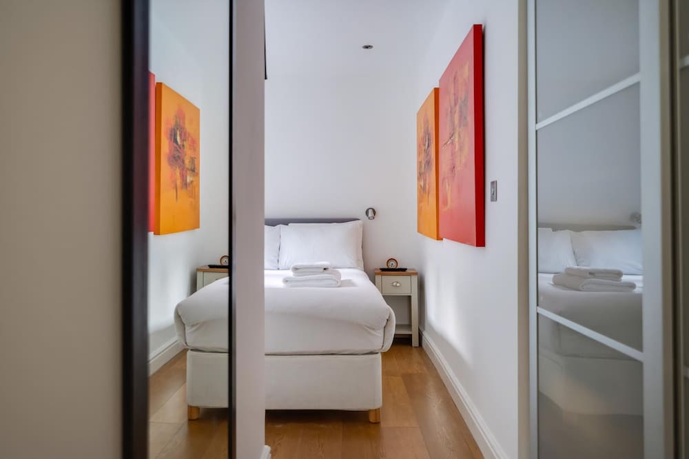 Lovely Charing Cross Apartment