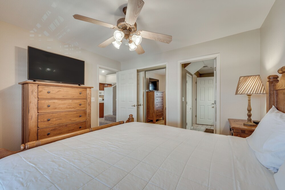 Walk to Branson Strip: Inviting Condo!