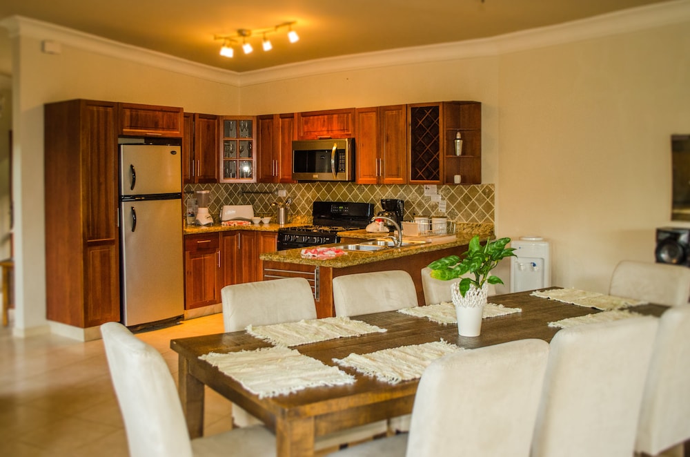 Well Furnished w Private Pool, BBQ & Palapa Bar