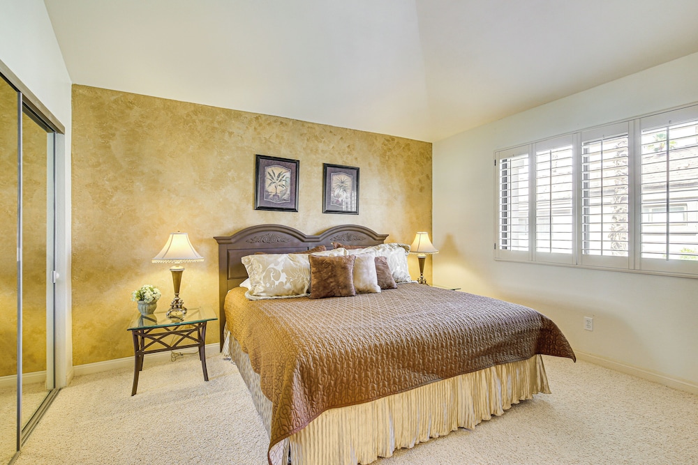 Community Pools & Golf Views: Palm Desert Condo!