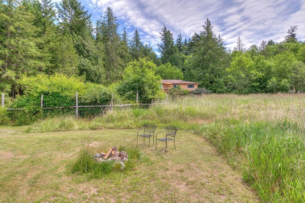 The Cedar Field Vacation House