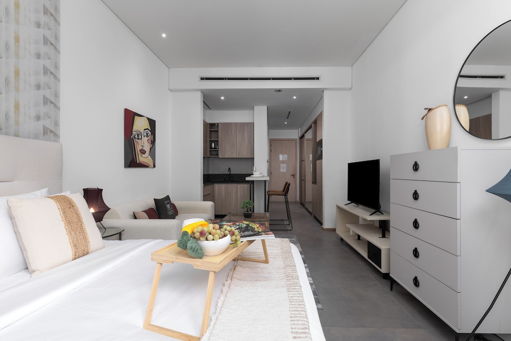 Maison Privee - Serene Studio Escape with Balcony in JVC