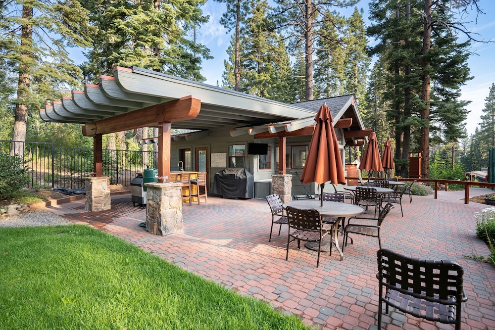 Wolfe by Avantstay 5mins Northstar w Hot Tub Fireplace 2 Private Decks