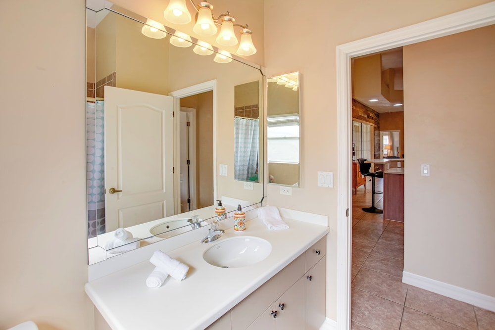 9 Mi to Downtown Fort Myers: Home w/ Lanai + Grill