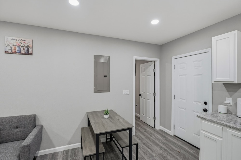 Spacious 3BR Retreat Near Downtown River Walk