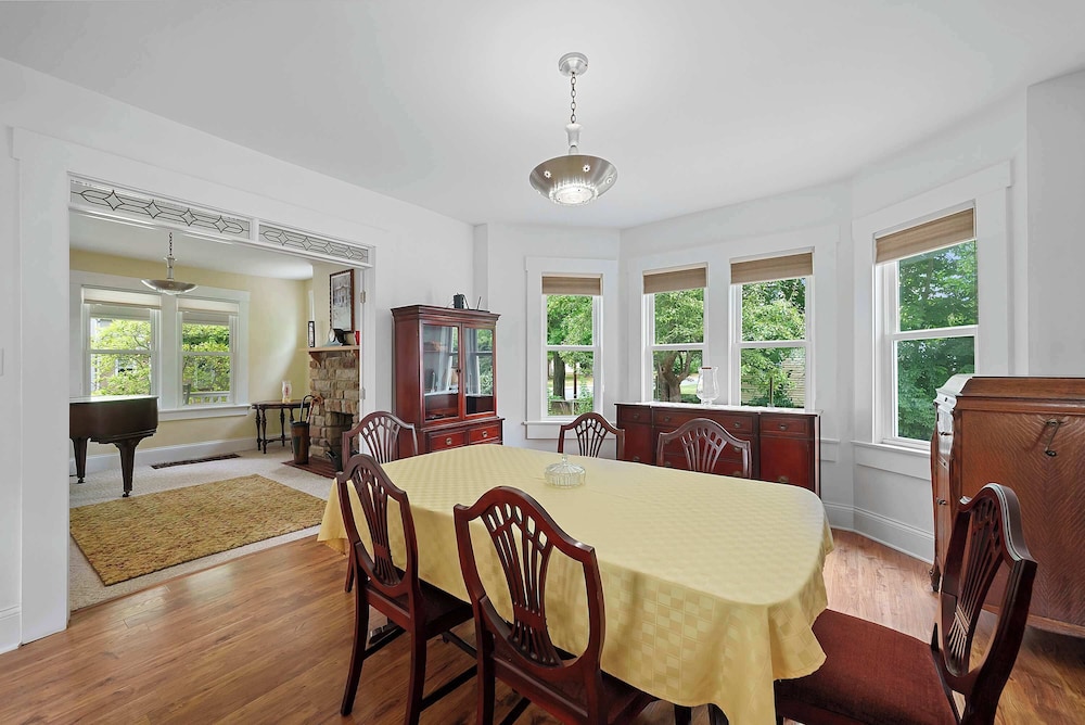 Classic Charm on Ashland For 8